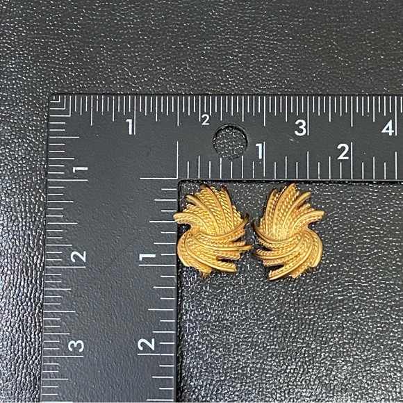 Vintage MONET Signed Gold-tone Wheat Spray Rope Feather Clip On Earrings - Picture 8 of 14